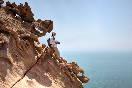 自然摄影师站在海拔悬崖的边缘