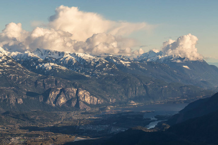 在日落的 Squamish 市