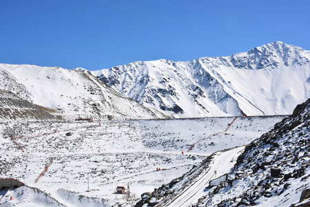 山雪景冬季在圣地亚哥，智利