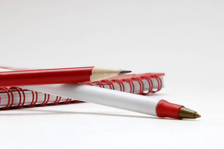 用钢笔在白色背景上的红色笔记本