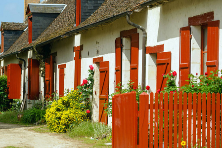 Countryhouse 用红色篱笆