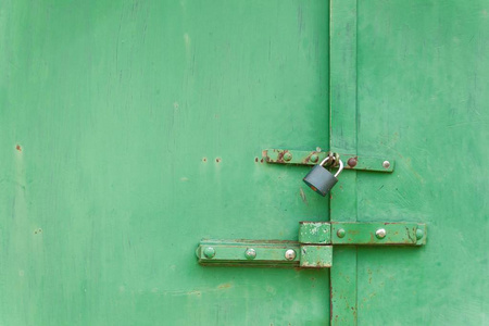 老铁闸带锁。锁着的金属板门。您的文本的的地方。家庭安全概念
