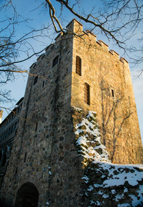 被太阳照射的中世纪城堡塔
