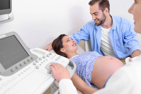 年轻怀孕夫妇接受超声检查的临床观察