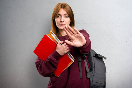 学生女人停车标志在灰色的背景