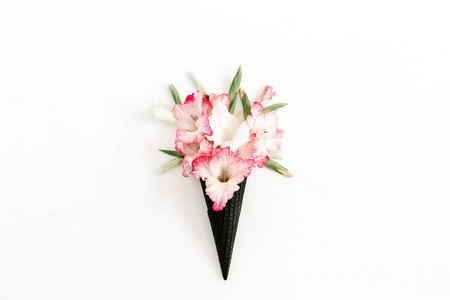 黑色冰奶油华夫用干燥的粉红色唐菖蒲花