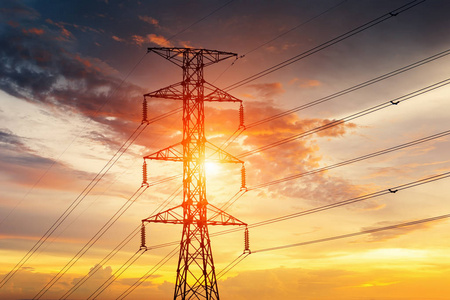 工程师电压电气工程师高电压电力塔在日落背景照片