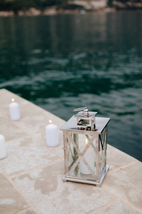 浪漫的蜡烛，在码头附近的水