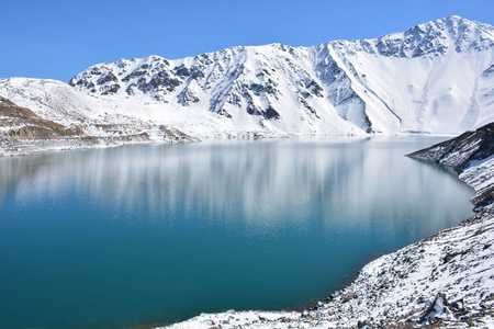 山雪与智利的咸水湖的景观