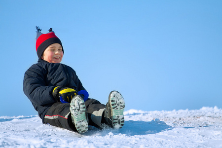 小孩子在雪地里玩