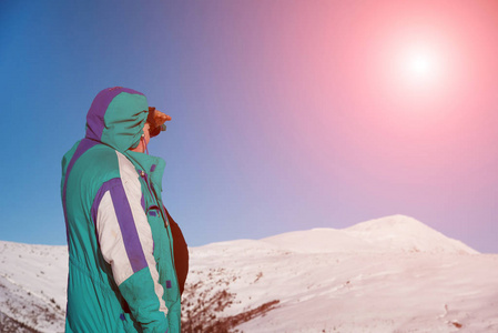 旅行者冬天在山上看着太阳