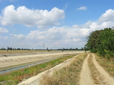 北克里米亚运河沿岸的土路图片