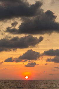 美丽的夕阳的天空在安达曼海