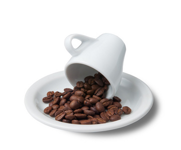 小杯与分散咖啡豆躺在飞碟