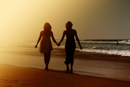 女友一起在海滩散步