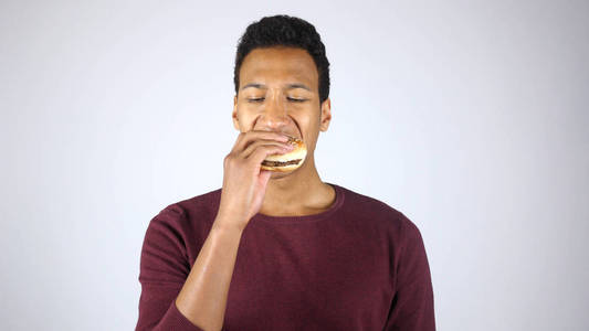 吃汉堡，吃汉堡的年轻黑人男子
