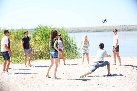 年轻人在沙滩上打排球
