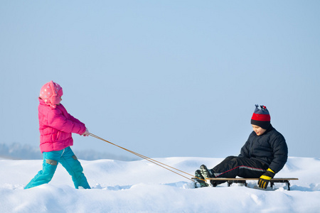 小孩子在雪地里玩