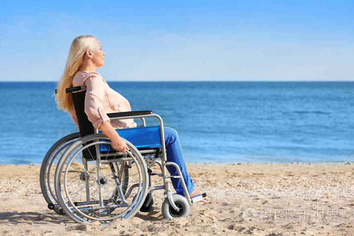 老太太坐在轮椅上海岸
