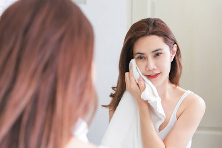 模型怎么擦年轻女人在浴室里擦她的脸用毛巾照片