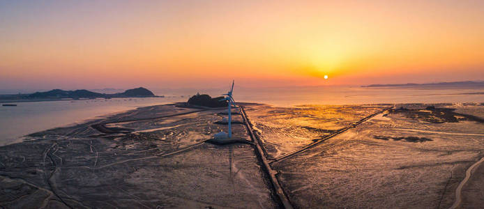 鸟瞰图风电机组在韩国的 Daebudo 岛日落