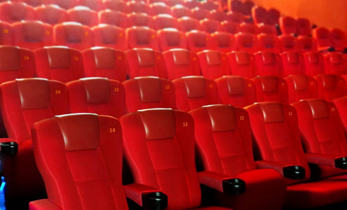 一排红色的电影院座位