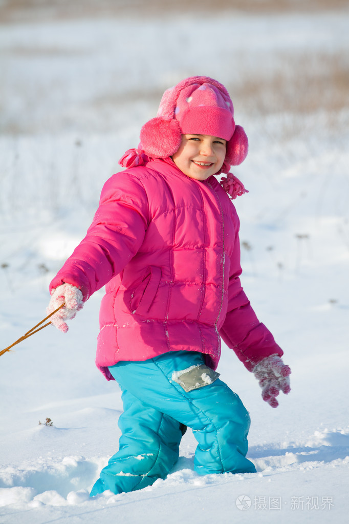 小孩子在雪地里玩