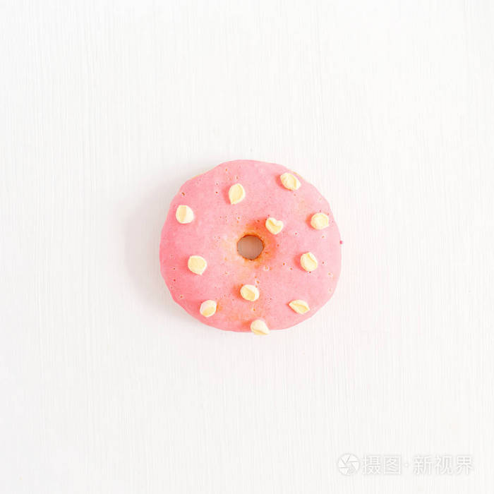 白色背景上一个粉色甜甜圈