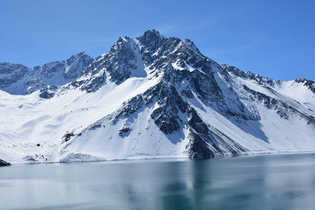 山雪与智利的咸水湖的景观图片