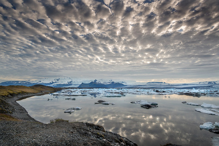 在冰岛 Jokulsarlon 泻湖