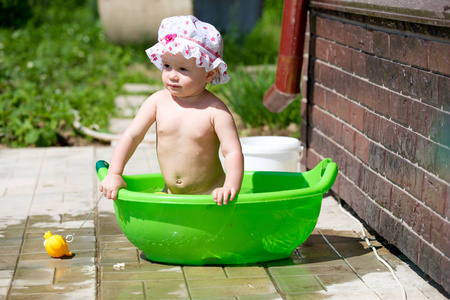 女婴在浴户外玩