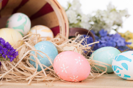 复活节彩蛋从篮子里洒了