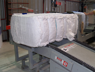 装棉花杜松子酒工人装棉包在塑料袋包装照片