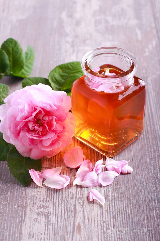 在一个罐子里的玫瑰水