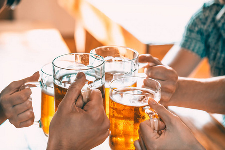 朋友举杯同朋友在酒吧喝一杯淡啤酒亲密的朋友在聚会上敬酒酒杯最好的