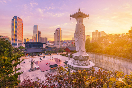 在市中心的天际线，位于韩国首尔市的奉恩寺寺日落