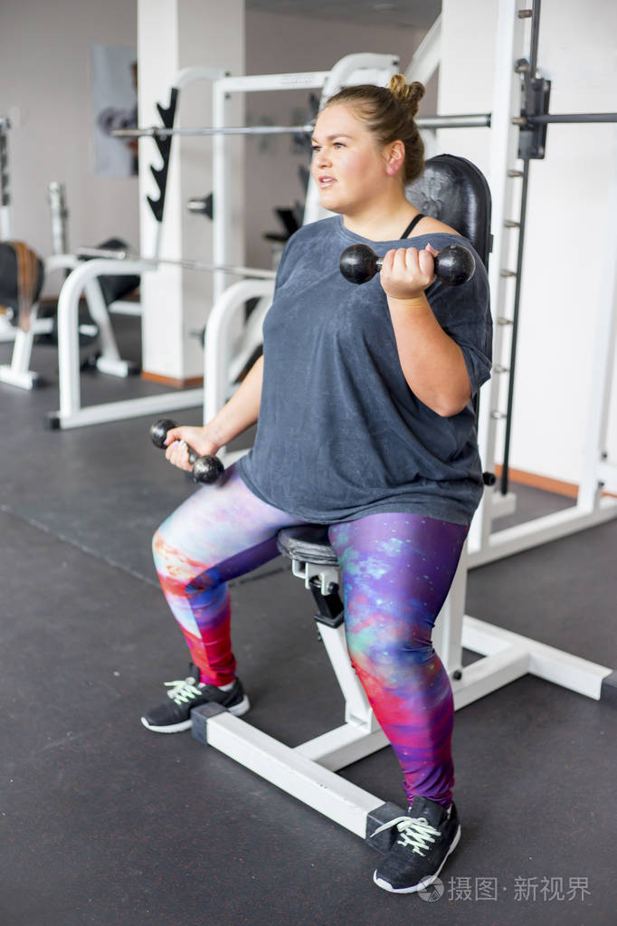 胖女孩在健身房