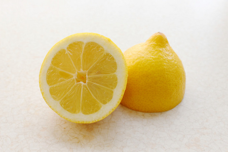 在厨房柜台上切开的柠檬图片