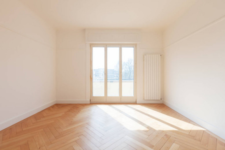 空荡荡的房间，我们可以看到 windows 和镶木地板，里面没人