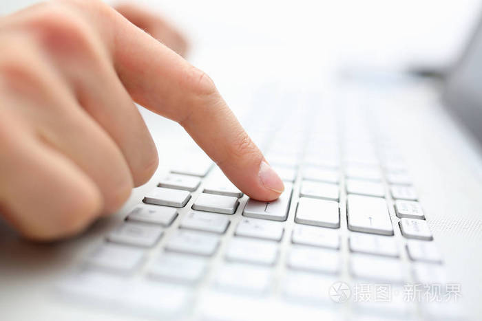 男手手指笔记本电脑键盘上按enter键