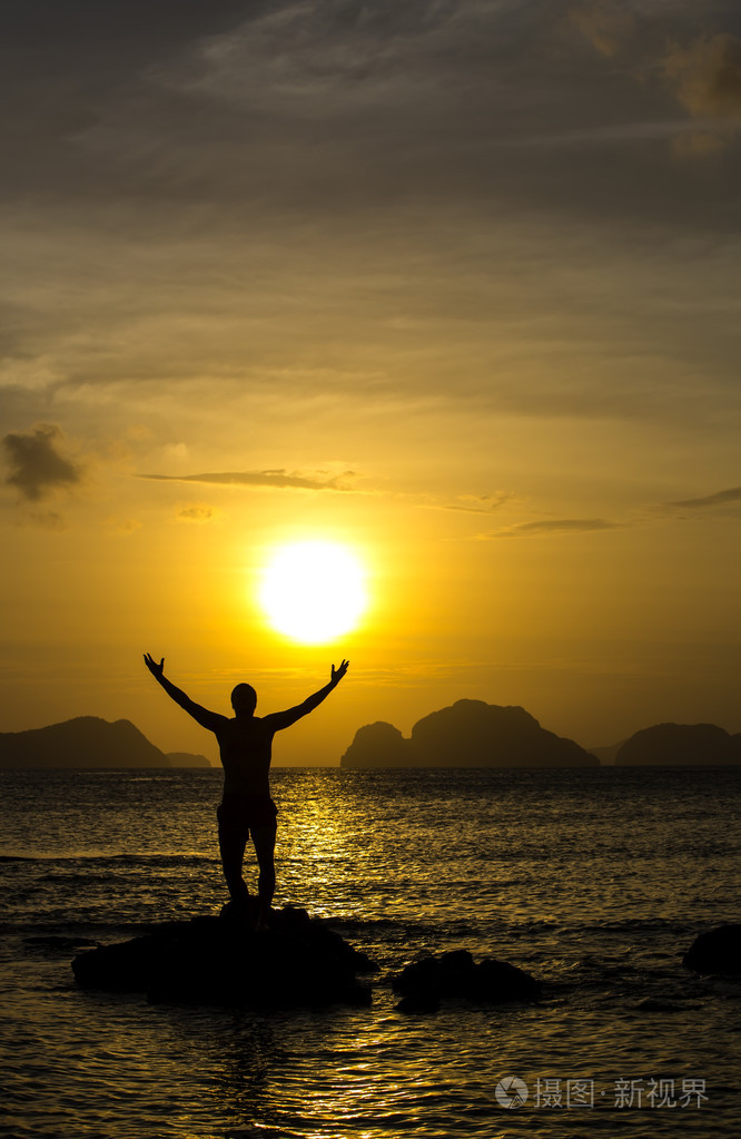 在海上日落的男性剪影