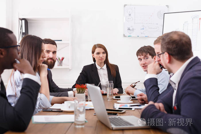 商业企业会议成功的年轻团队与女老板头脑风暴办公室生活