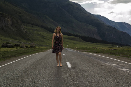 一个赤脚的女人沿着山路走.旅游,旅游和人的概念照片