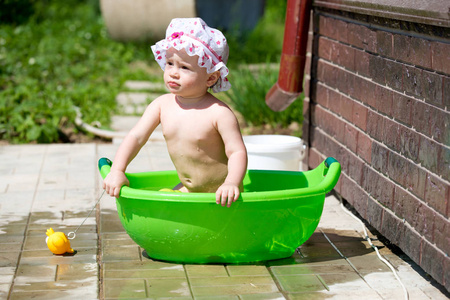 女婴在浴户外玩