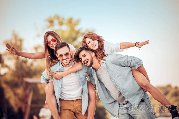 年轻的朋友很开心