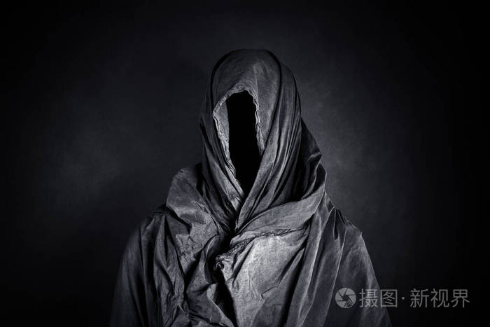 幽灵般的身影在黑暗中