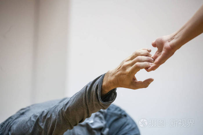 两只手舞舞者的手互相吸引. 舞蹈手互相支持
