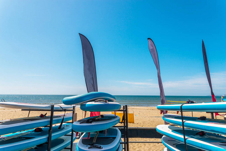 色皮划艇基于站，在背景的美丽沙滩