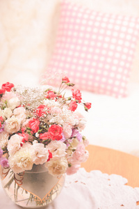 在桌上的鲜花花束
