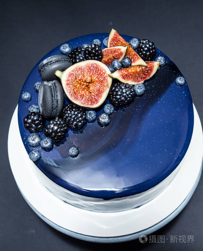 蓝色蛋糕布满镜子釉, 新鲜黑莓, 蓝莓和无花果
